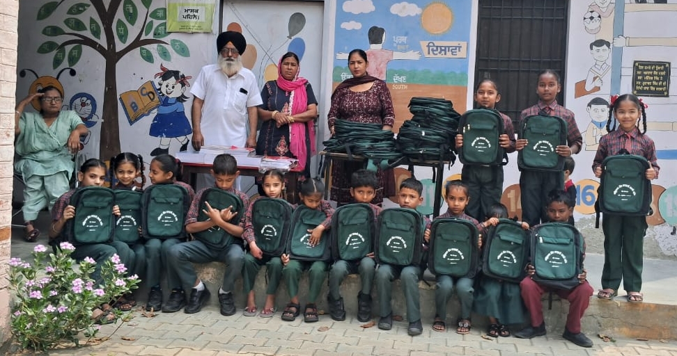 Amritpal Singh Memorial Welfare Club Dogarpur distributed bags to children.